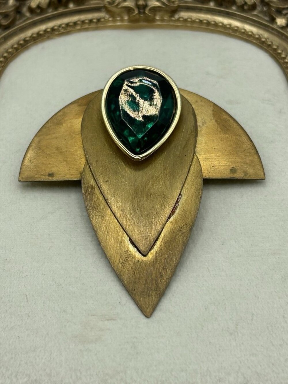 Vintage Art Deco Style Gold Tone Brooch Green Rhinestone Geometric Pin Traitors - Picture 3 of 9